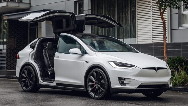 Từ chiếc Tesla bốc cháy bí ẩn bên hồ, một âm mưu lừa đảo tinh vi bị phanh phui - Ảnh 2.