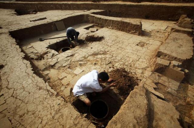 Sạt lở đất khiến 168 ngôi mộ lộ ra, chuyên gia vui sướng thấy 6 cổ mộ của hoàng đế Trung Quốc - Ảnh 1.