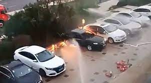 Ô tô đột nhiên bốc cháy khi đang đậu trong bãi xe khiến 2 mẹ con mắc kẹt bên trong tử vong - Ảnh 3.