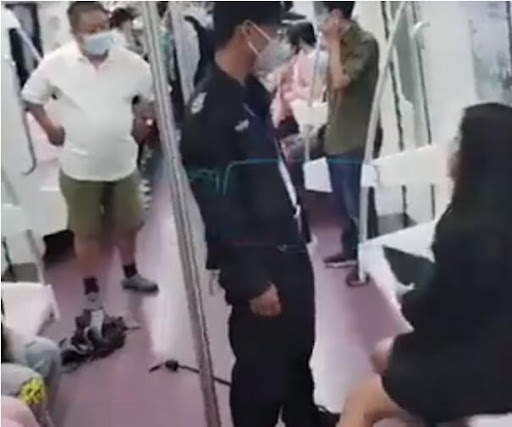 Cô gái trẻ bị bảo vệ kéo lê đến rách quần áo rồi tống khỏi tàu điện ngầm, nguyên nhân câu chuyện gây tranh cãi lớn trên MXH - Ảnh 4.