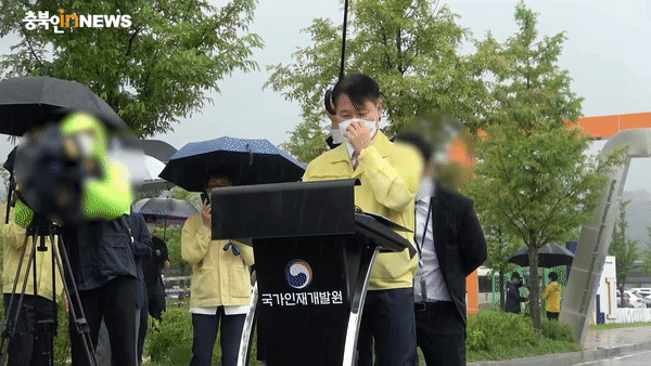 Nhân viên quỳ gối dưới mưa suốt 10 phút để che ô cho Thứ trưởng Hàn Quốc, truyền thông đồng loạt tiết lộ clip ghi lại sự việc - Ảnh 5.
