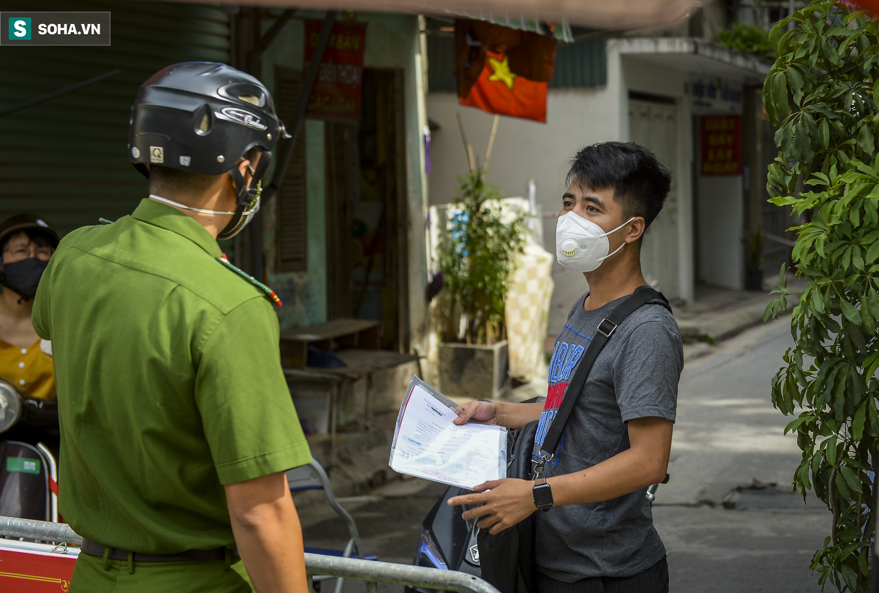 Đi làm về, người đàn ông ở Hà Nội nhận tin ngõ bị phong toả vì 6 người mắc Covid-19 - Ảnh 4.