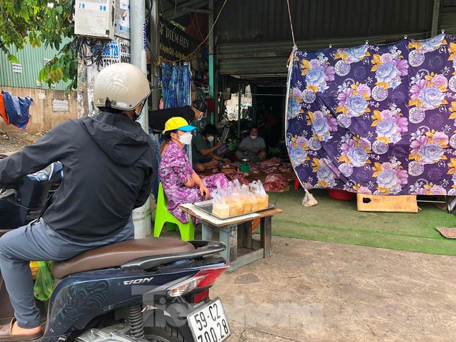 Chợ tự phát tại TPHCM lại nhộn nhịp: Khách kéo màn mua thịt, luồn dây chọn rau - Ảnh 3.