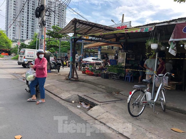 Chợ tự phát tại TPHCM lại nhộn nhịp: Khách kéo màn mua thịt, luồn dây chọn rau - Ảnh 9.