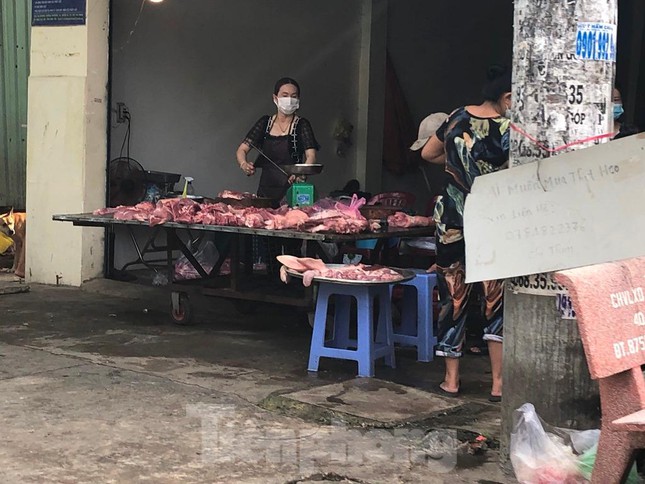 Chợ tự phát tại TPHCM lại nhộn nhịp: Khách kéo màn mua thịt, luồn dây chọn rau - Ảnh 10.