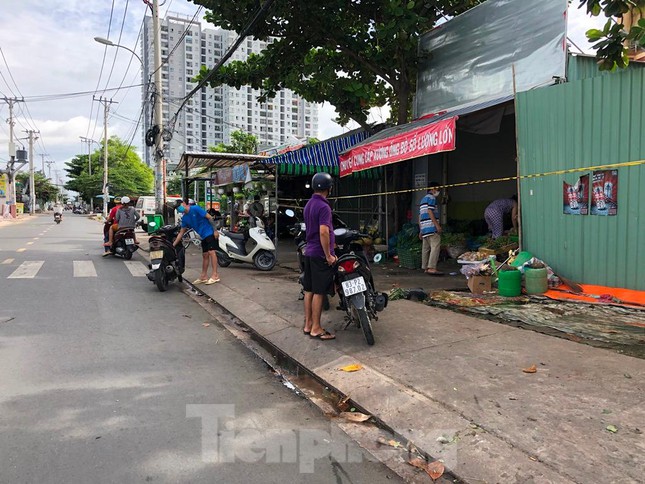 Chợ tự phát tại TPHCM lại nhộn nhịp: Khách kéo màn mua thịt, luồn dây chọn rau - Ảnh 11.