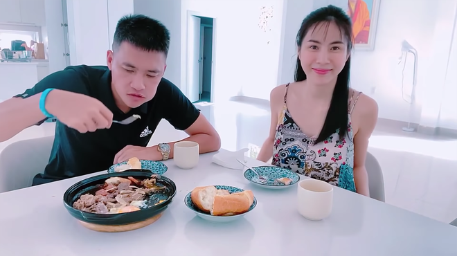 Giữa vô vàn clip nấu ăn cho chồng, khoảnh khắc Thuỷ Tiên được Công Vinh tặng cả cọc tiền bất ngờ khiến netizen chú ý - Ảnh 6.