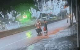 Gặp ông chú lang thang đi chân trần, người đàn ông quay xe máy và có hành động ngoài sức tưởng tượng