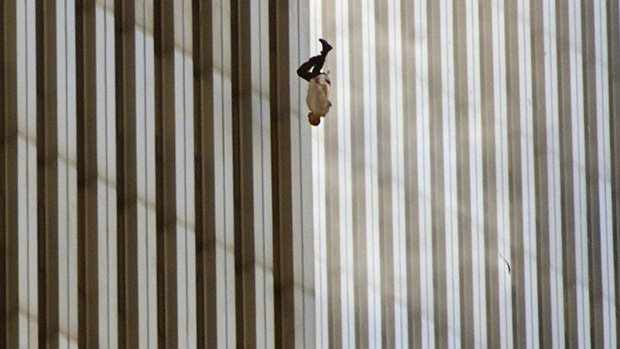 Người đàn ông rơi: Tấm hình ám ảnh cự độ về thảm kịch ngày 11/9 và câu chuyện do nhiếp ảnh gia máu lạnh kể lại - Ảnh 1.