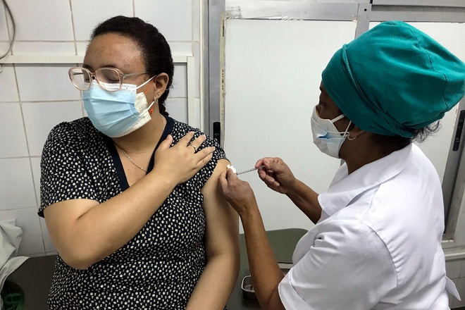 Cảnh tượng ở Trung Quốc khiến thế giới ngưỡng mộ - So sánh 3 vaccine Mỹ: 1 vaccine đang có ở Việt Nam vượt trội hẳn về ngăn ngừa nhập viện - Ảnh 1.