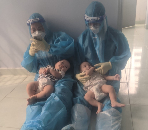 2 trẻ bị bỏ rơi tại bệnh viện bị nhiễm COVID-19 - Ảnh 1.