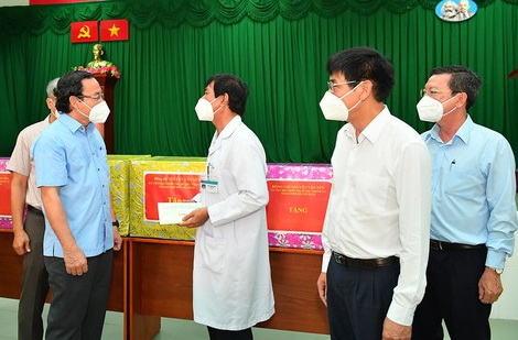 Bí thư Thành ủy TP HCM Nguyễn Văn Nên thăm Bệnh viện Điều trị Covid-19 Cần Giờ - Ảnh 1.