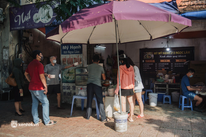 Xếp hàng dài mua đồ ăn ở Long Biên (Hà Nội): Khách mang cả cái nồi to, chủ quán làm 500 tô/ngày vẫn không đủ bán - Ảnh 18.