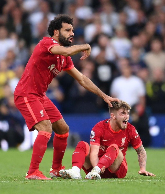 Đồng đội khóc vì chấn thương của sao trẻ Liverpool - Ảnh 1.
