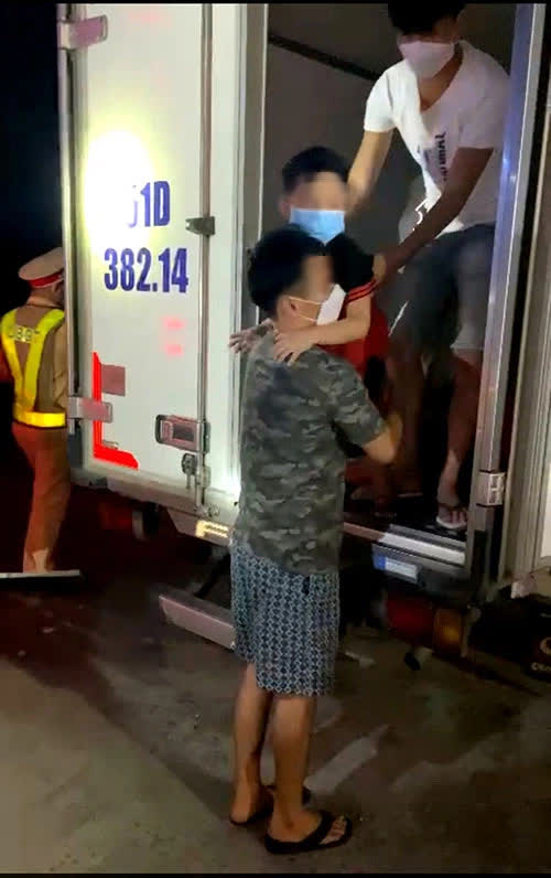 Bất ngờ phát hiện 15 người trong thùng xe đông lạnh ở Bình Thuận, một số có dấu hiệu khó thở - Ảnh 2.