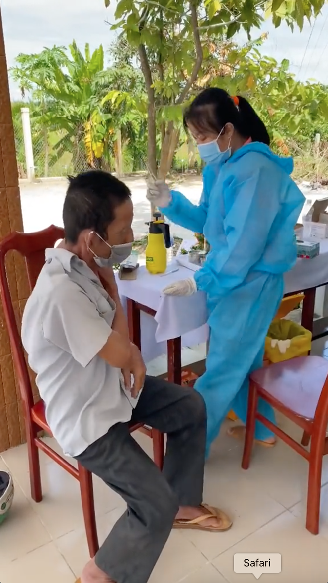 Ông chú “khóc thét” khi tiêm vaccine, ôm rịt người lạ rồi nói 1 câu nghe thương không chịu nổi - Ảnh 1.