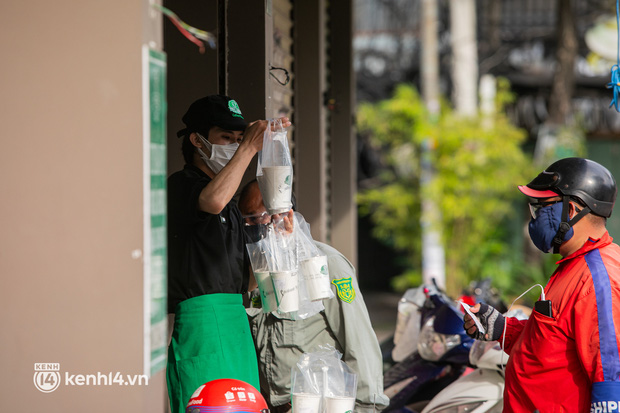 Sài Gòn cho hàng ăn uống mở bán đem về: Chị bán chè sướng run vì bán được 200 ly/ ngày, Như Lan hốt bạc nhờ bán bánh Trung thu - Ảnh 17.