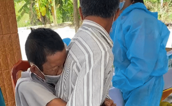 Ông chú “khóc thét” khi tiêm vaccine, ôm rịt người lạ rồi nói 1 câu nghe thương không chịu nổi