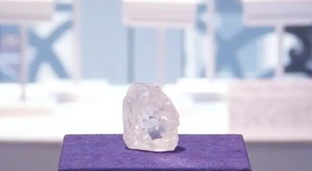 Ngư dân tìm thấy viên kim cương 34 carat, đem bán với giá 270.000 NDT, tưởng “hời lớn” ai ngờ lại gặp họa - Ảnh 3.