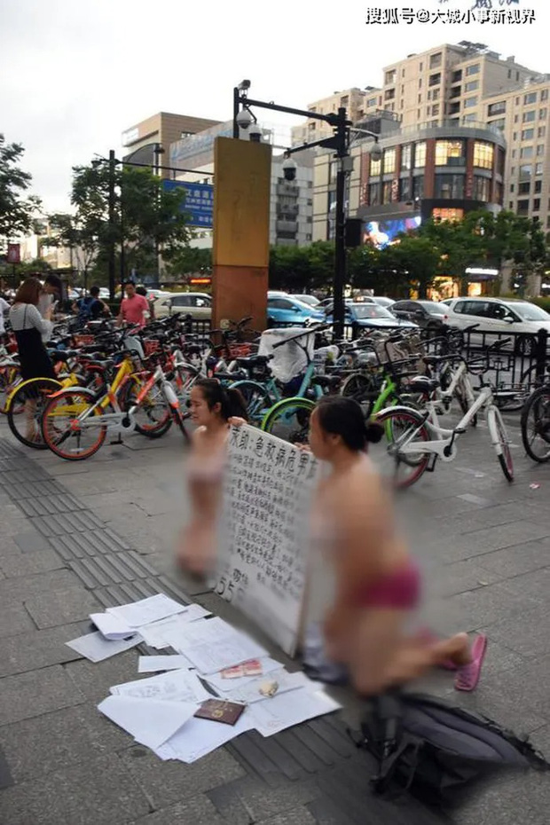 Hai người phụ nữ mặc đồ lót quỳ gối trên đường xin tiền, gây tranh cãi vì câu chuyện phía sau - Ảnh 3.