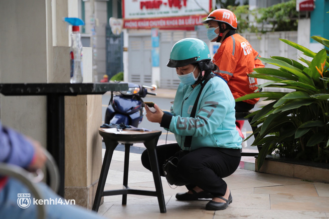 Nhiều quán ăn uống ở Sài Gòn cùng mở bán trở lại: Bún bò bán 300 tô/ngày, shipper xếp hàng mua trà sữa - Ảnh 14.