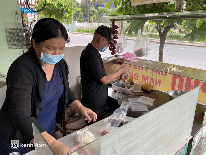 Nhiều quán ăn uống ở Sài Gòn cùng mở bán trở lại: Bún bò bán 300 tô/ngày, shipper xếp hàng mua trà sữa - Ảnh 5.