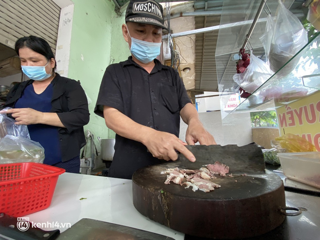 Nhiều quán ăn uống ở Sài Gòn cùng mở bán trở lại: Bún bò bán 300 tô/ngày, shipper xếp hàng mua trà sữa - Ảnh 7.