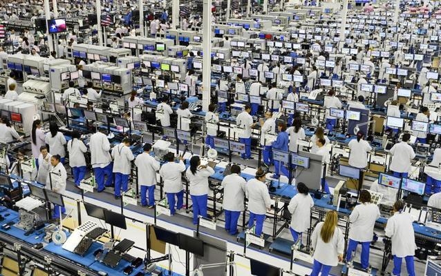 Tuyển kỷ lục 10.000 nhân công một ngày, nhà máy Foxconn chạy hết tốc lực để sản xuất iPhone 13 - Ảnh 2. Tuyển kỷ lục 10.000 nhân công một ngày, nhà máy Foxconn chạy hết tốc lực để sản xuất iPhone 13 - Ảnh 2.