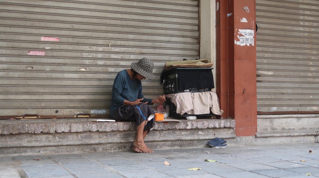 Hà Nội hỗ trợ đưa lao động về quê, vì sao nhiều người quyết bám trụ? - Ảnh 1.