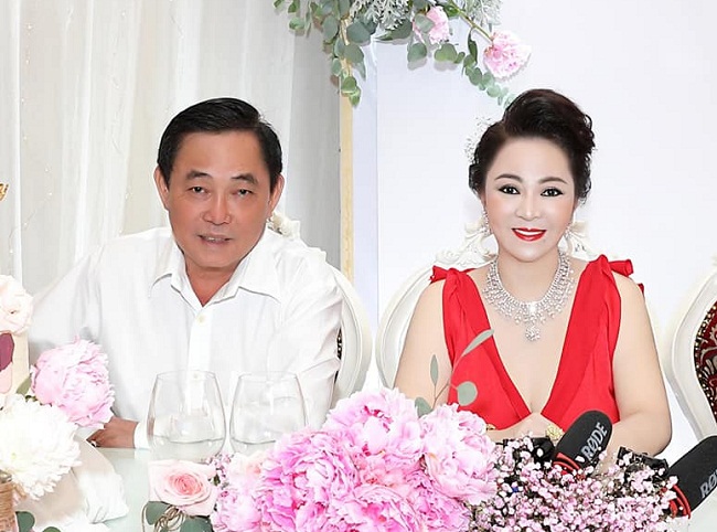Bà Phương Hằng hỏi: Giữa bao cô chân dài trẻ đẹp, sao anh lại yêu em?, ông Dũng lò vôi chỉ nói 1 câu mà cả cõi mạng xôn xao - Ảnh 2. Bà Phương Hằng hỏi: Giữa bao cô chân dài trẻ đẹp, sao anh lại yêu em?, ông Dũng lò vôi chỉ nói 1 câu mà cả cõi mạng xôn xao - Ảnh 2.