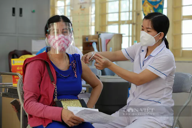 Hà Nội: Chủ tịch phường nói gì khi yêu cầu dân viết cam kết, nêu lý do không tiêm vaccine phòng Covid-19? - Ảnh 1.