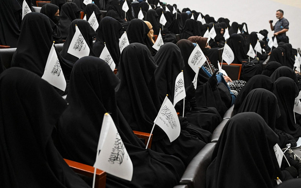 Bộ đồ kỳ lạ của phụ nữ Afghanistan: Phải bịt kín mắt để đi học, lo ngại lớn về lời hứa công bằng với phụ nữ của Taliban - Ảnh 3.