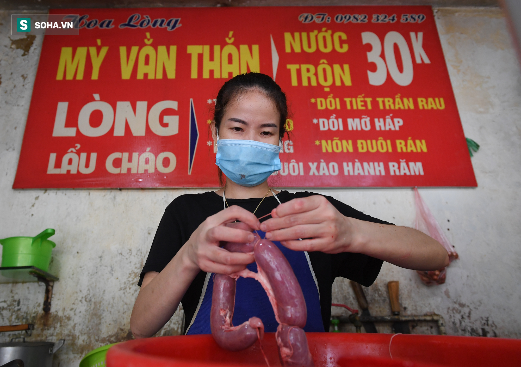 Được bán mang về, chủ quán ăn ở Hà Nội chỉ dám làm số lượng ít để thăm dò - Ảnh 2.