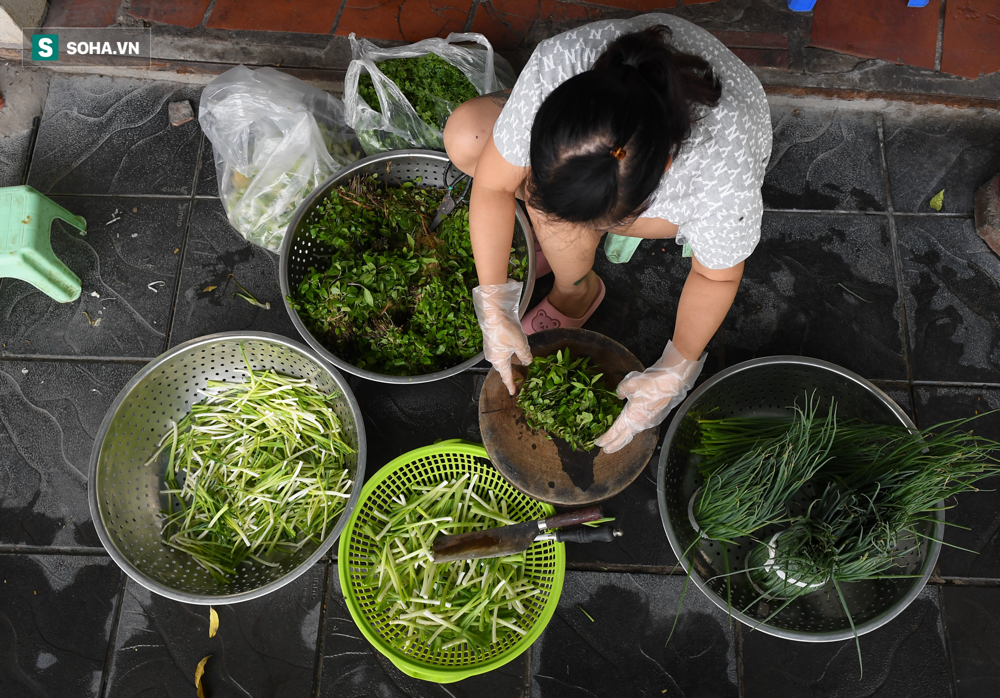 Được bán mang về, chủ quán ăn ở Hà Nội chỉ dám làm số lượng ít để thăm dò - Ảnh 3.