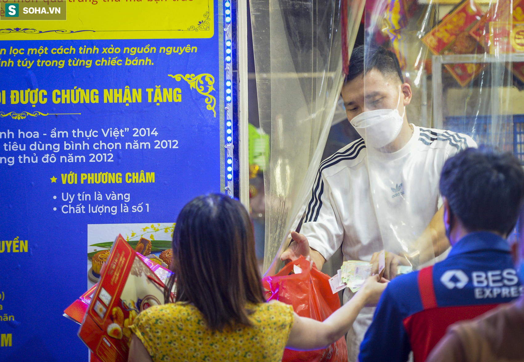 Hà Nội ngày đầu nới lỏng giãn cách cho vùng xanh, người dân xếp hàng dài chờ mua bánh trung thu - Ảnh 11.