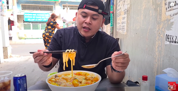 YouTuber xách tô đi mua bánh canh cua 1 triệu đắt nhất Sài Gòn, lúc nhìn thành phẩm dân mạng liền phán ngay một câu - Ảnh 5.