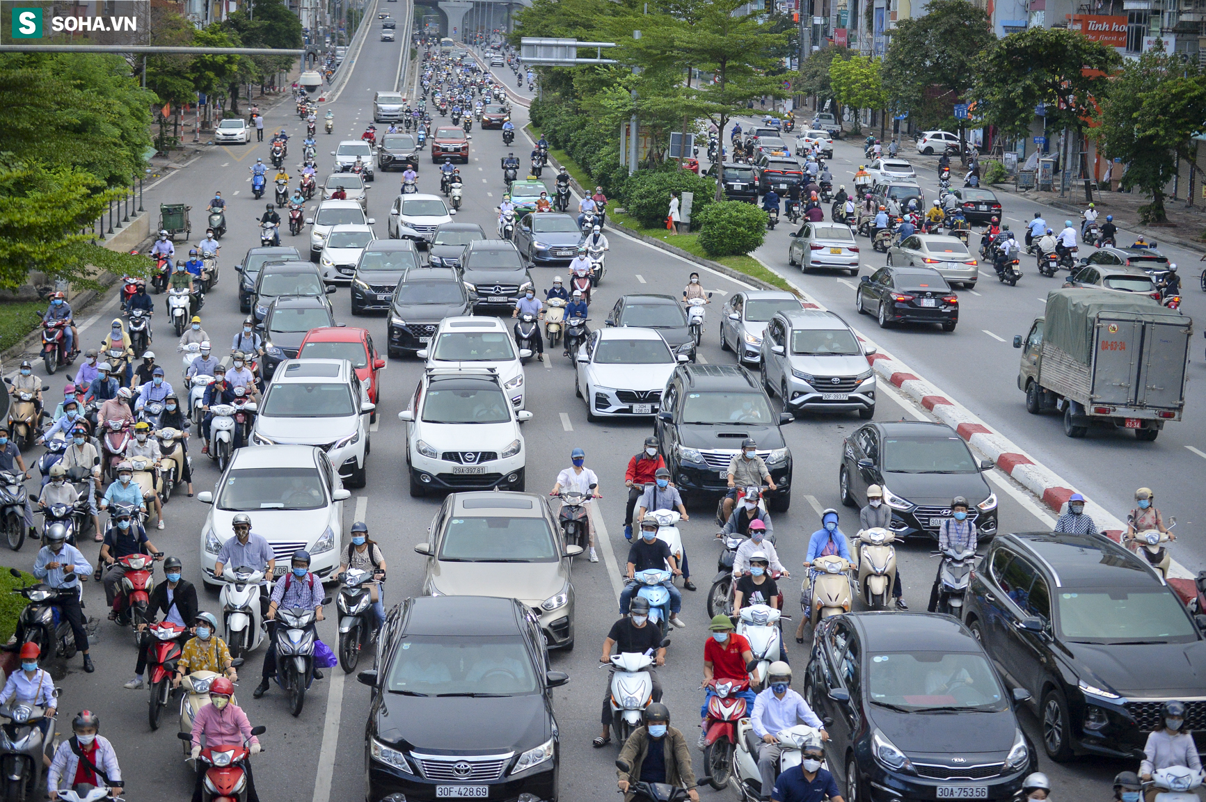 Hà Nội ngày đầu nới lỏng giãn cách, tháo dỡ 39 chốt nhiều tuyến phố đông nghịt  - Ảnh 2.