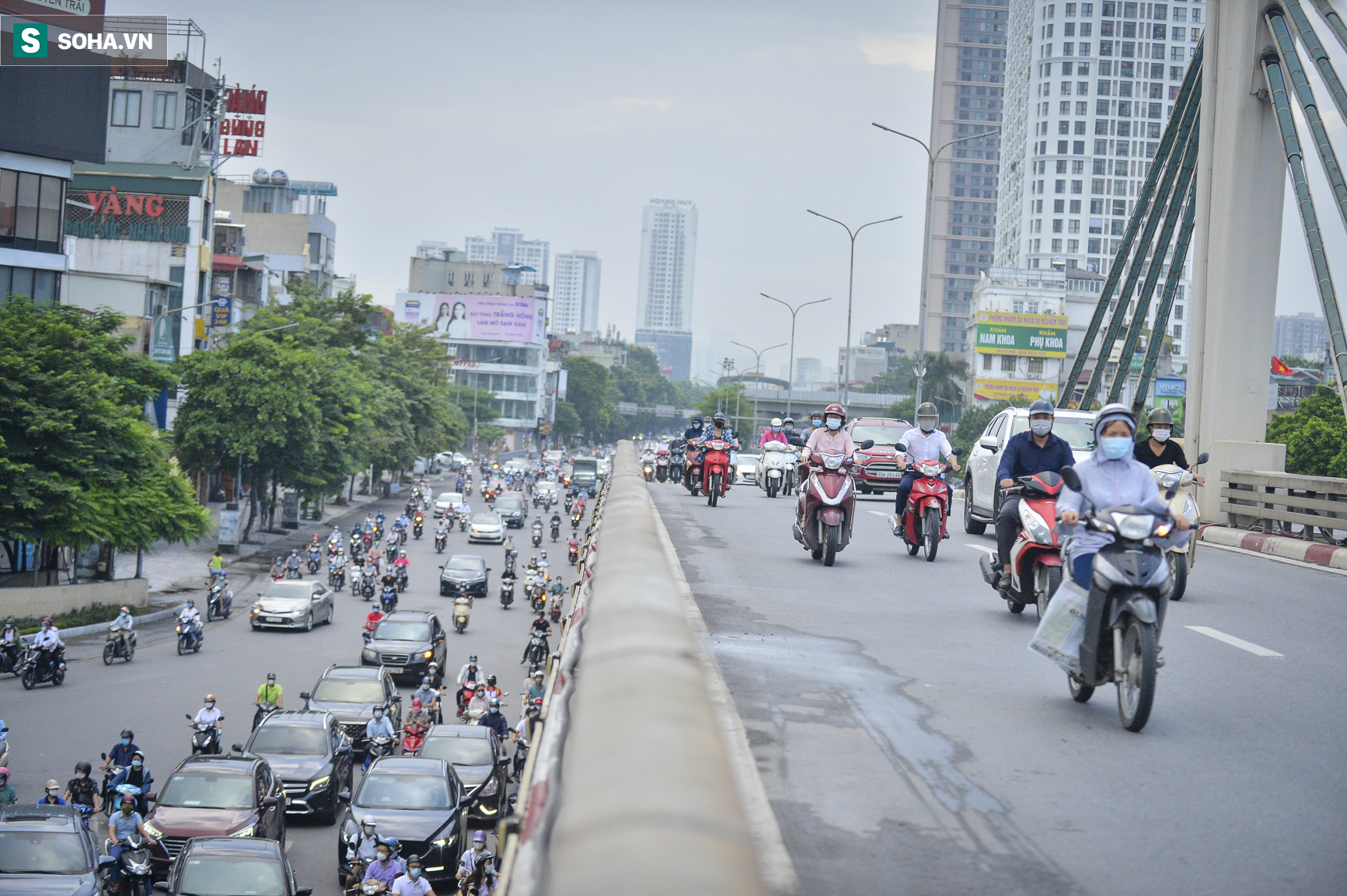 Hà Nội ngày đầu nới lỏng giãn cách, tháo dỡ 39 chốt nhiều tuyến phố đông nghịt  - Ảnh 9.