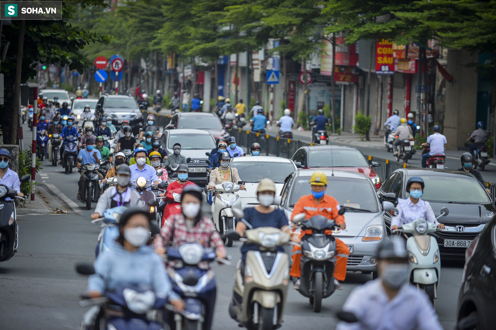 Hà Nội ngày đầu nới lỏng giãn cách, tháo dỡ 39 chốt nhiều tuyến phố đông nghịt  - Ảnh 3.