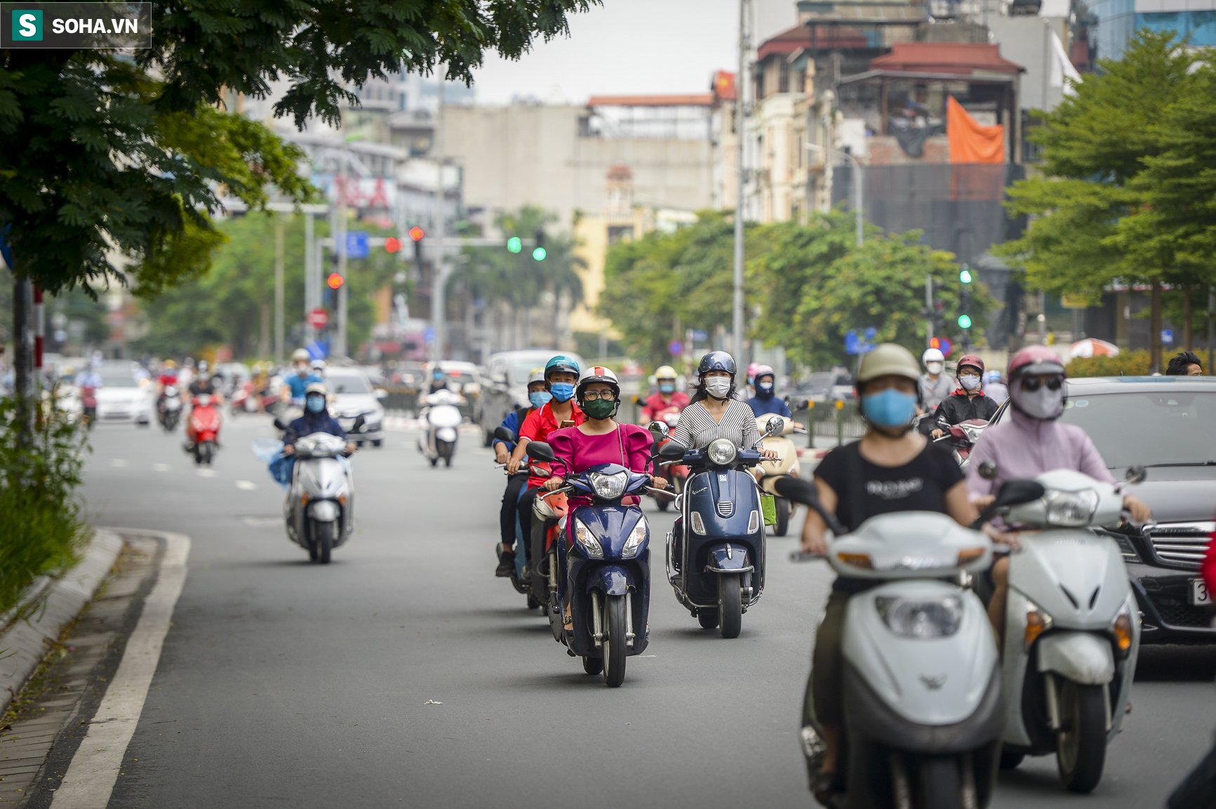 Hà Nội ngày đầu nới lỏng giãn cách, tháo dỡ 39 chốt nhiều tuyến phố đông nghịt  - Ảnh 6.