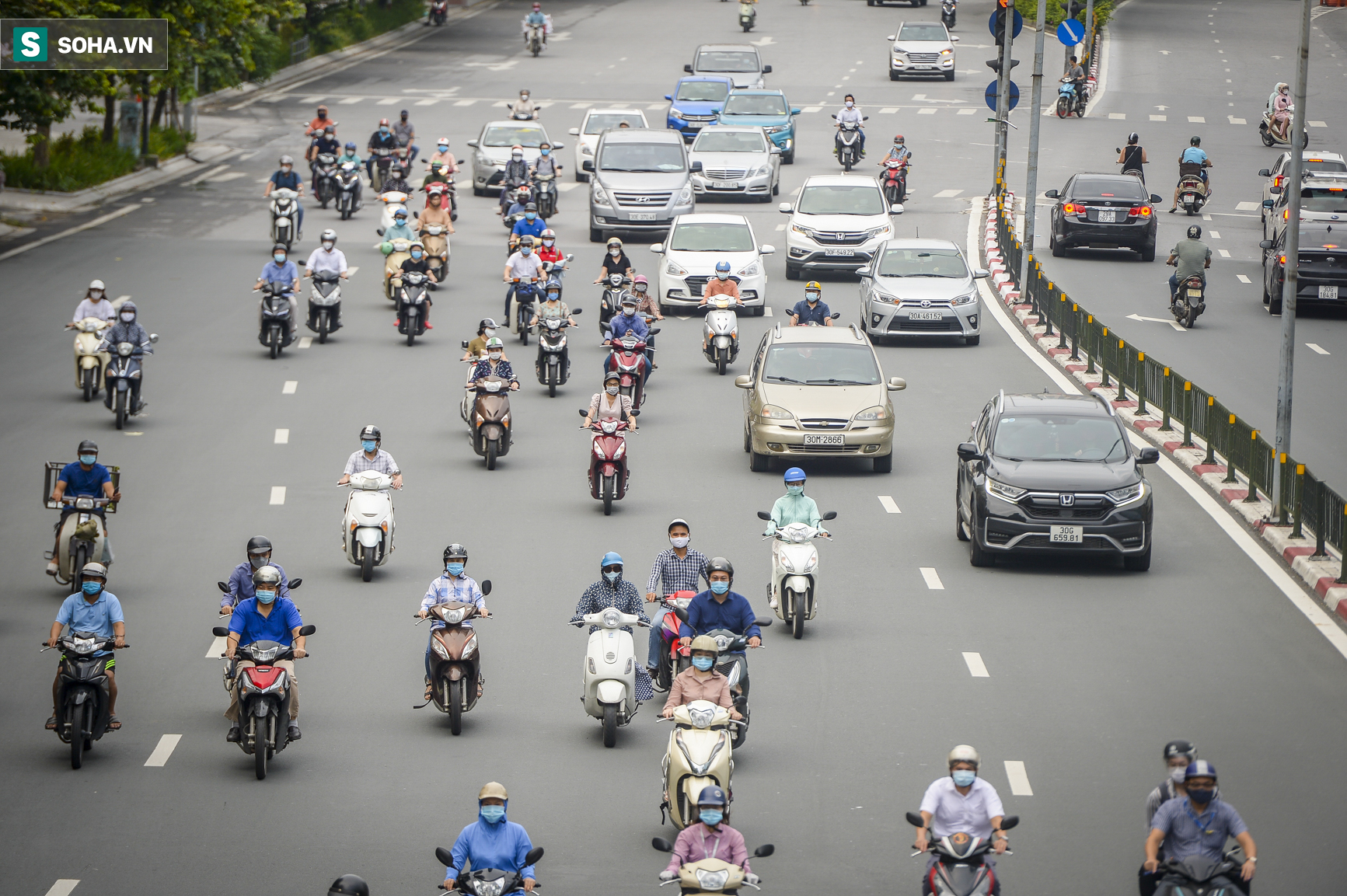 Hà Nội ngày đầu nới lỏng giãn cách, tháo dỡ 39 chốt nhiều tuyến phố đông nghịt  - Ảnh 4.