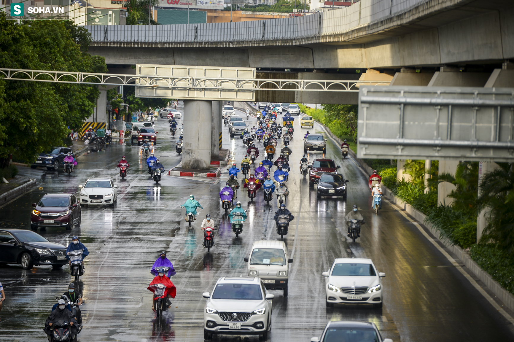 Hà Nội ngày đầu nới lỏng giãn cách, tháo dỡ 39 chốt nhiều tuyến phố đông nghịt  - Ảnh 11.