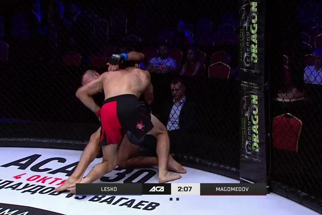 Võ sĩ UFC tung cú lên gối tàn khốc hạ knock-out đối thủ - Ảnh 1.
