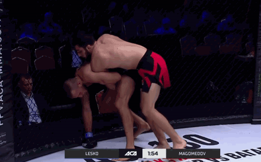 Võ sĩ UFC tung cú lên gối tàn khốc hạ knock-out đối thủ