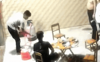Tụ tập ăn nhậu, người đàn ông say xỉn dùng bình gas diệt gián rồi đốt luôn nhà bạn thân