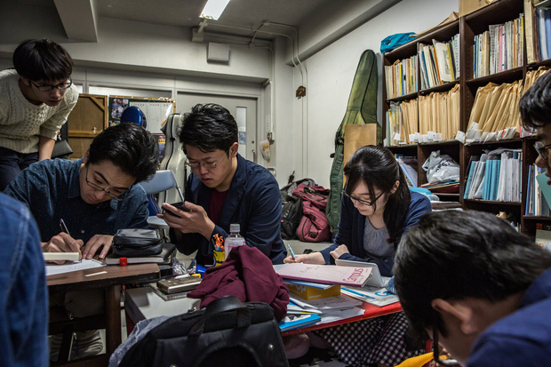Góc khuất ẩn sau danh tiếng nền giáo dục tốt nhất thế giới của Nhật Bản: Tiến sĩ cũng đói việc, nghèo thu nhập - Ảnh 2.