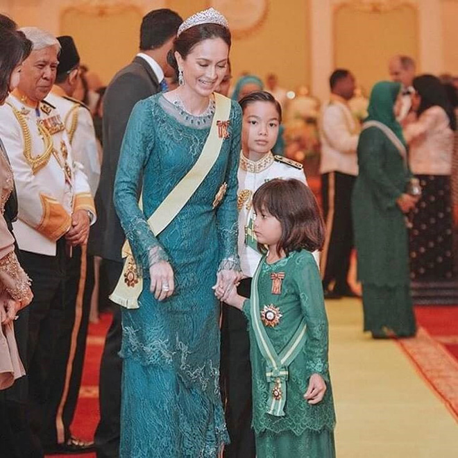Tiểu mỹ nhân của Hoàng gia Malaysia: Công chúa sinh ra trên núi vàng, gây sốt với loạt biểu cảm khó ở và càng lớn càng xinh - Ảnh 6.