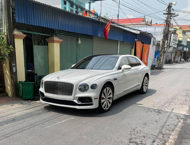 Đại gia Hải Phòng tậu Bentley Flying Spur V8 màu trắng độc nhất Việt Nam, sở hữu biển số tứ quý kết hợp thần tài lớn - Ảnh 3.