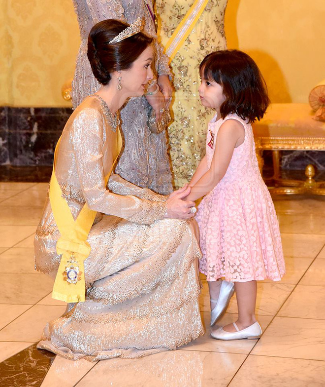 Tiểu mỹ nhân của Hoàng gia Malaysia: Công chúa sinh ra trên núi vàng, gây sốt với loạt biểu cảm khó ở và càng lớn càng xinh - Ảnh 7.