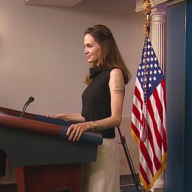 Vừa phát biểu tại Nhà Trắng, Angelina Jolie đã gây náo loạn sân bay: Đeo khẩu trang vẫn gây sốt vì visual đẹp hút hồn - Ảnh 7.